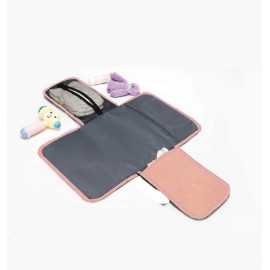 Преносима чанта за пелени, трансформираща се в подложка за повиване на бебе